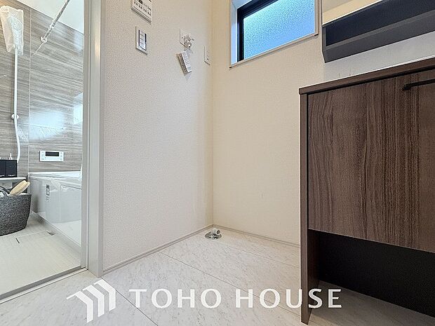 洗濯機を配置しても十分なスペースを確保しております。