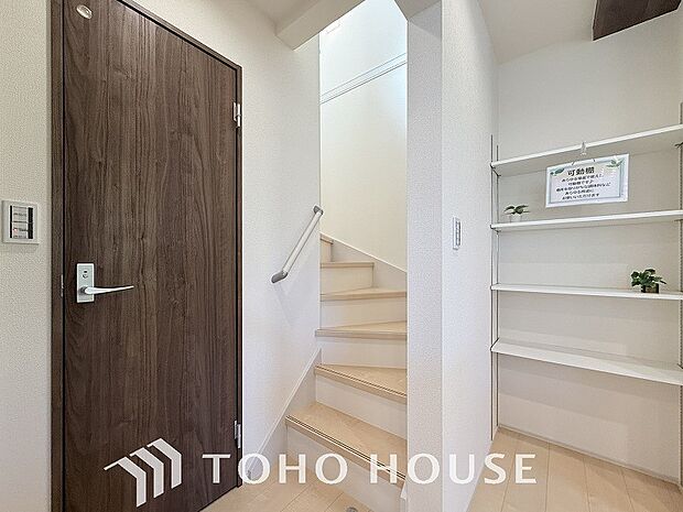 パブリックゾーンとプライベートゾーン繋ぐ階段。豊かな陽光が注ぎ込み、爽やかな住空間を演出。