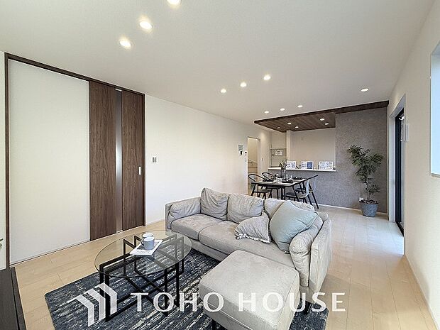 忙しい朝でも、しっかり家族が揃って食事をして頂けるゆとりある大きさのダイニングスペース。