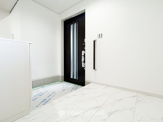 居住者の帰り、訪れる方を優しく迎えてくれる開放感のある玄関。