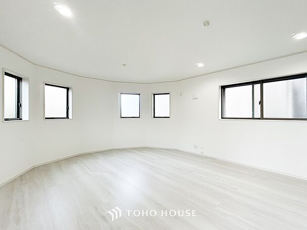 落ち着いた雰囲気に包まれた伸びやかな空間で、ゆったりと家族団らんの時間を過ごせます。