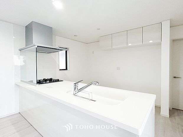 機能的で使い勝手のよさそうなキッチン。明るく清潔感があります。