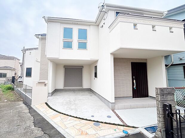 前面道路含む現地写真『快適』は「家」と「街」と「環境」が調和した時に訪れるだと改めて感じさせてくれます。