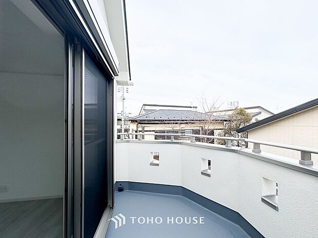 太陽の恵みをたっぷりと受けて、洗濯物も気持ちよく干せそうです。