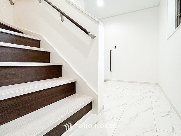 パブリックゾーンとプライベートゾーン繋ぐ階段。