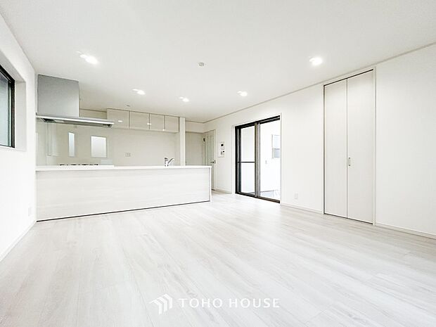 対面式キッチンのあるLDKで家族の会話が弾みます。