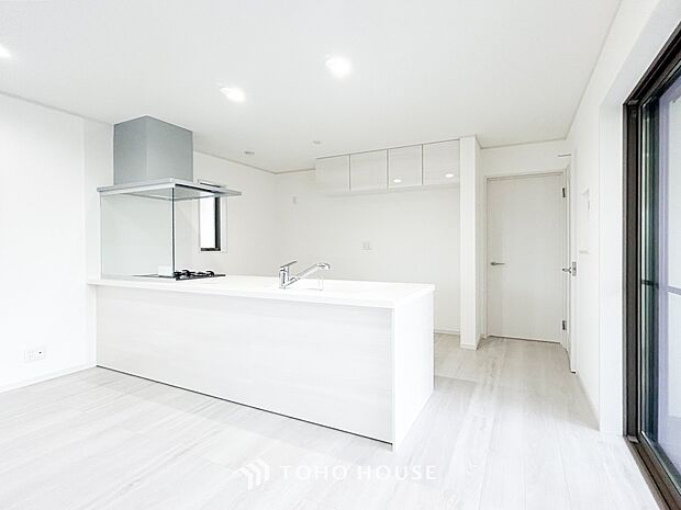 忙しい朝でも、しっかり家族が揃って食事をして頂けるゆとりある大きさのダイニングスペース。