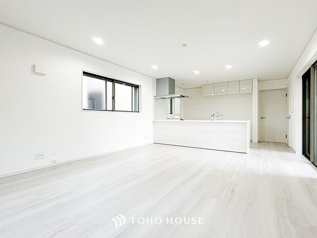 光と風があふれる開放的なリビングダイニングには自然と家族みんなが集まってきます。