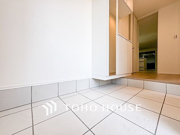 明るく開放感のある玄関。居住者の帰り、訪れる方を優しく迎えてくれます。