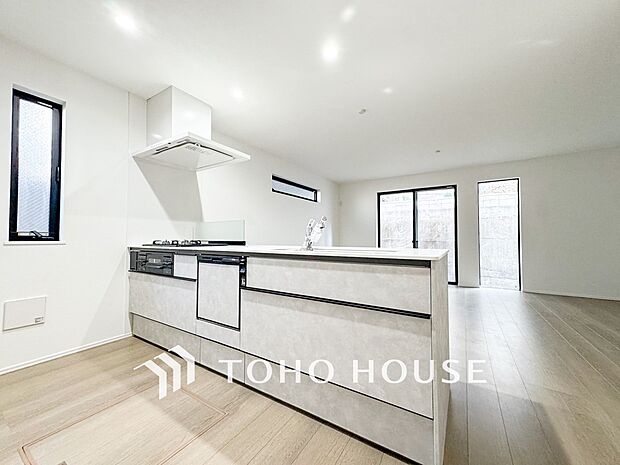 機能的で使い勝手のよさそうなキッチン。明るく清潔感があります。