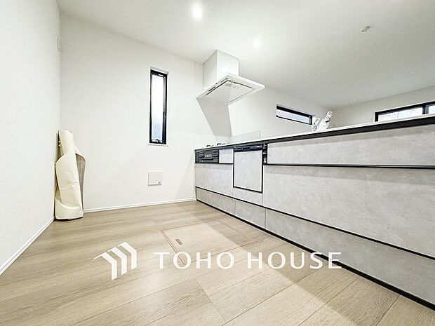 お手入れのしやすいすっきりしたシステムキッチンを採用しました。