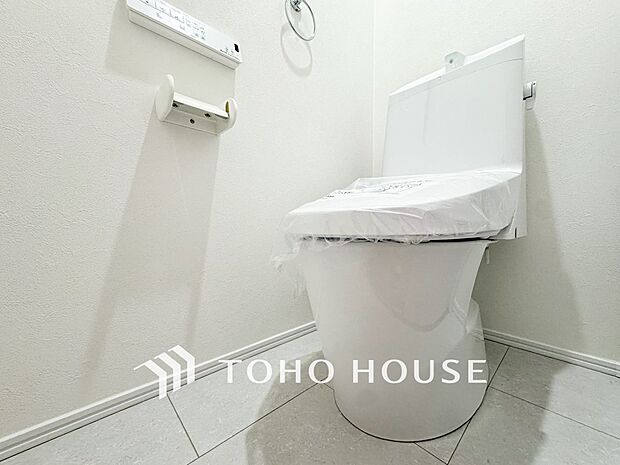 トイレはシンプルにホワイトで統一した温水洗浄付です。