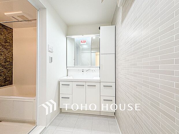 洗面台・洗面所三面鏡裏収納には化粧品や洗面用品類をすっきり整理できます。