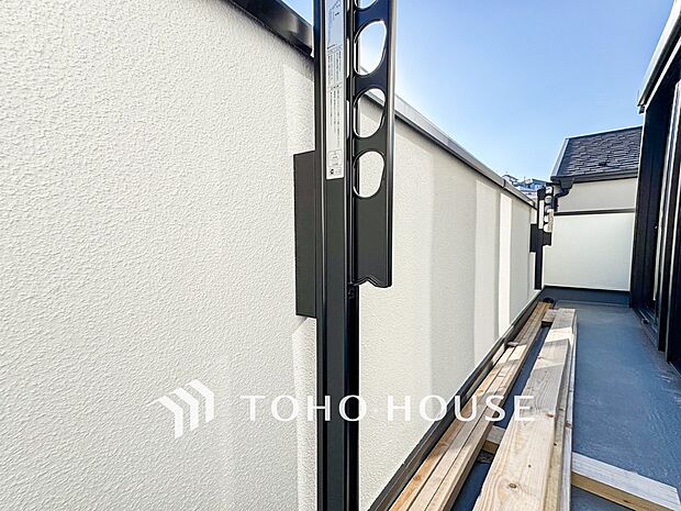 暮らしの中で光と風を演出してくれるバルコニー。