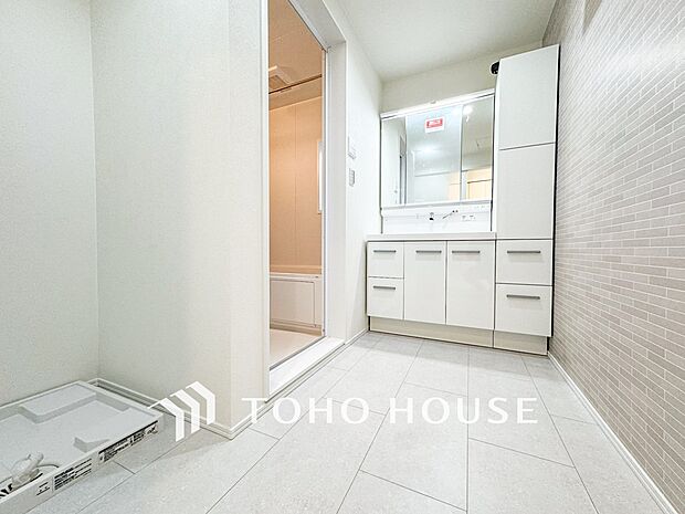 落ち着いた空間を演出するカラーと、ゆったりお使い頂ける広さが魅力のパウダールーム。