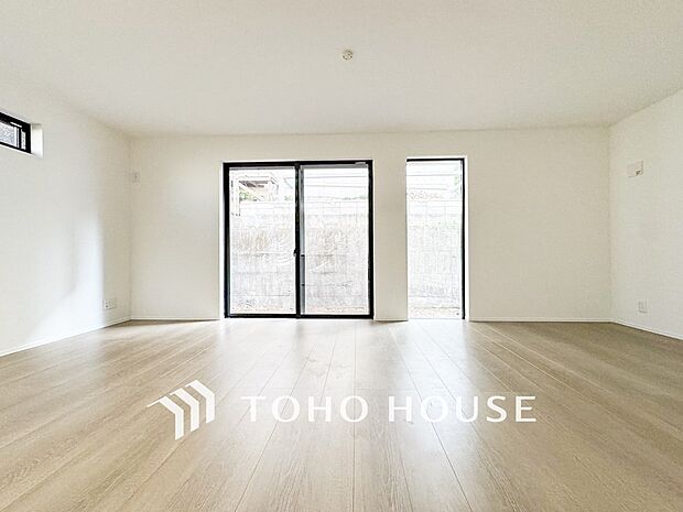 家族と過ごすひと時を溢れる光が優しく包み込むリビングダイニング。