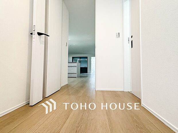 上質感漂う廊下。居住者の帰り、訪れる方を優しく迎え安らぎに満ちた生活空間を予感させます。