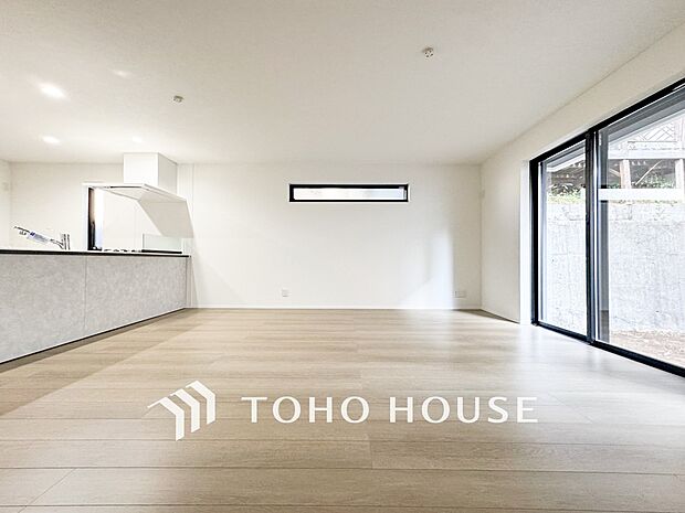 忙しい朝でも、しっかり家族が揃って食事をして頂けるゆとりある大きさのダイニングスペース。