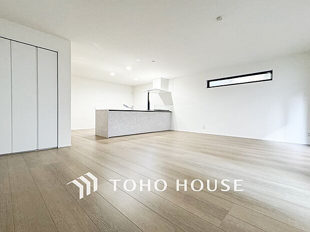 光と風があふれる開放的なリビングダイニングには自然と家族みんなが集まってきます。