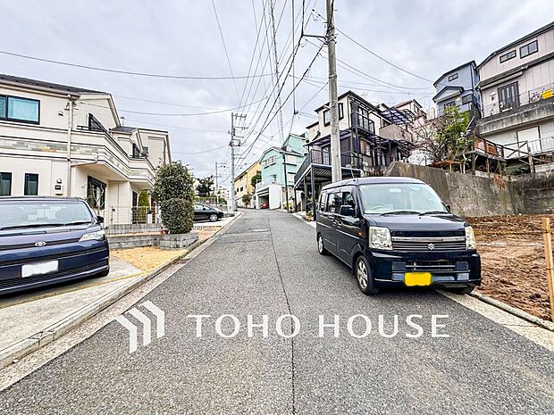 前面道路含む現地写真『快適』は「家」と「街」と「環境」が調和した時に訪れるだと改めて感じさせてくれます。