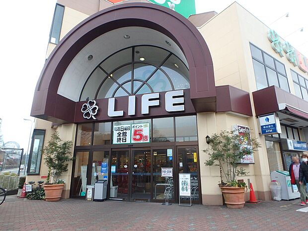 チェーン展開するお馴染みのスーパーマーケット。駐車場台数164台で、荷物の多くなる日も安心です。