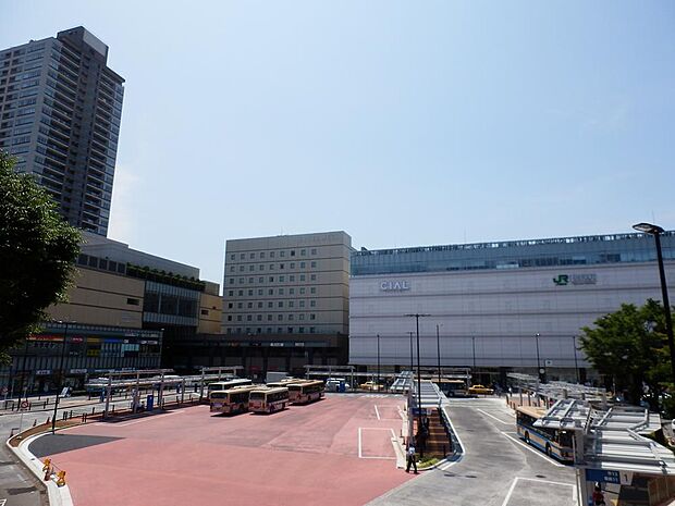 横浜駅までの所要時間は約12分。朝夕のラッシュ時は当駅始発の東京方面行きの電車があり、通勤通学に便利です。駅ビルCIAL鶴見はショッピングやグルメが楽しめます。