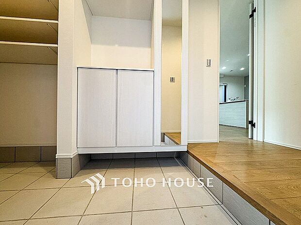 清潔感溢れる玄関がお出迎えする本邸宅の物語は、ここから始まる日常を期待させます。