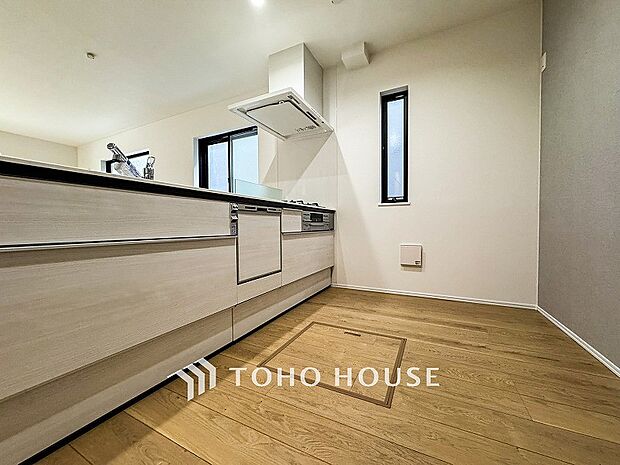 お手入れのしやすいすっきりしたシステムキッチンを採用しました。