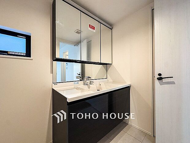 洗面台・洗面所三面鏡裏収納には化粧品や洗面用品類をすっきり整理できます。