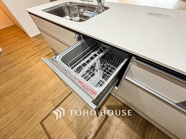 手洗いに比べ節水効果が高く、食器の洗浄から乾燥まで、食後の水仕事を軽減します。