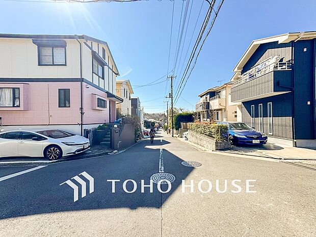 前面道路含む現地写真『快適』は「家」と「街」と「環境」が調和した時に訪れるだと改めて感じさせてくれます。