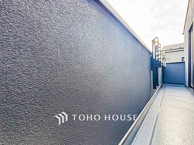 暮らしの中で光と風を演出してくれるバルコニー。