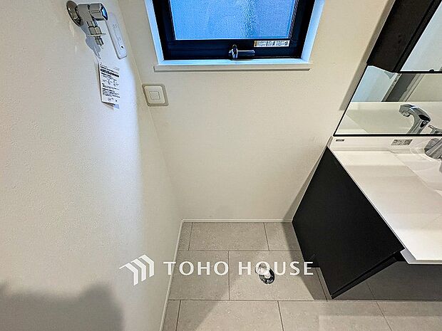 洗濯機を配置しても十分なスペースを確保しております。