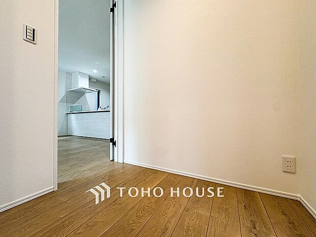 上質感漂う廊下。居住者の帰り、訪れる方を優しく迎える・安らぎに満ちた生活空間を予感させる。