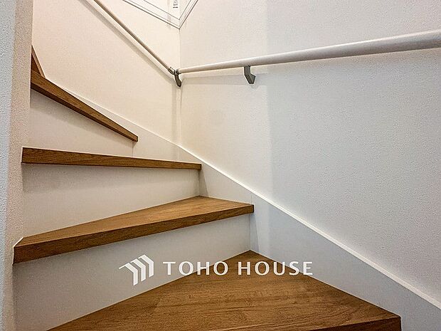 階段にはお子様やお年寄りに安心な手すりをご用意。