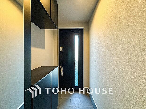 帰り着くたびに洗練されたテイストの空間に迎えられ誇りと喜びを感じる玄関まわりです。