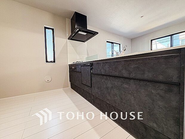 機能的で使い勝手のよさそうなキッチン。明るく清潔感があります。