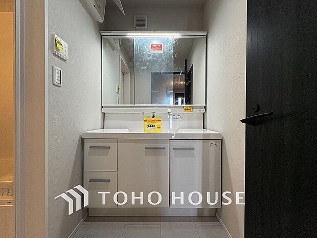 洗面台・洗面所パウダールームはナチュラルな雰囲気で清潔な印象。