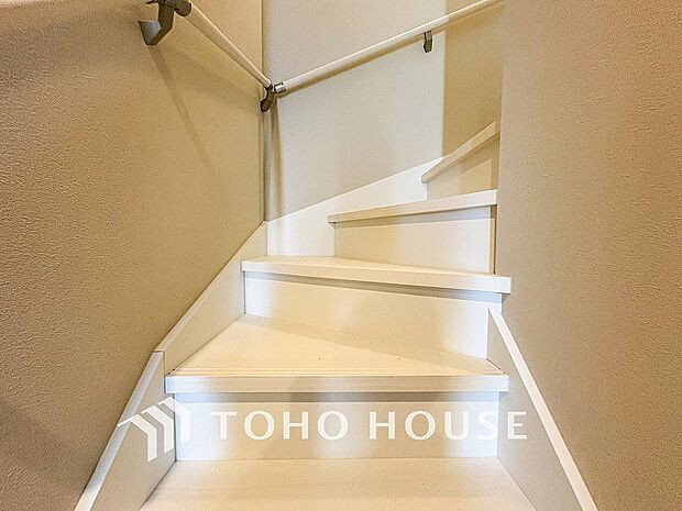 パブリックゾーンとプライベートゾーン繋ぐ階段。豊かな陽光が注ぎ込み、爽やかな住空間を演出。