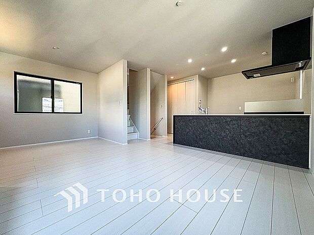 光と風があふれる開放的なリビングダイニングには自然と家族みんなが集まってきます。