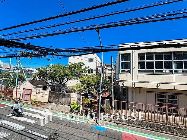 開放的で気持ちの良い眺望と青い空を満喫できます。