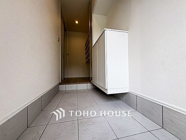 居住者の帰り、訪れる方を優しく迎えてくれる玄関です。