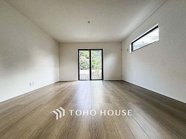 やわらかな陽射しがふりそそぎ、室内に開放感と爽快感をもたらします。