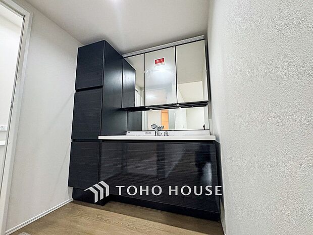 洗面台・洗面所三面鏡裏収納には化粧品や洗面用品類をすっきり整理できます。