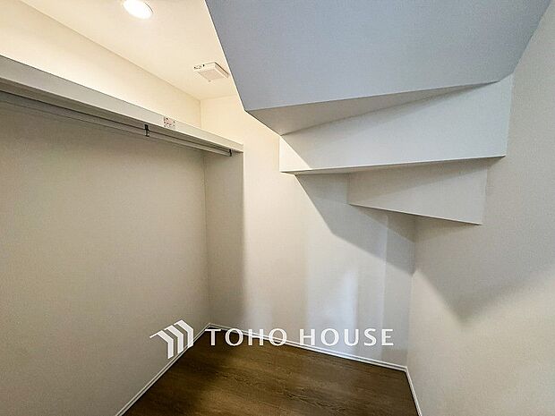 衣類だけでなく大きな荷物も収納でき、お部屋がすっきりします。