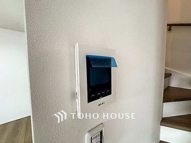 誰が来てもわかる様にモニター付きインターホンを設置。