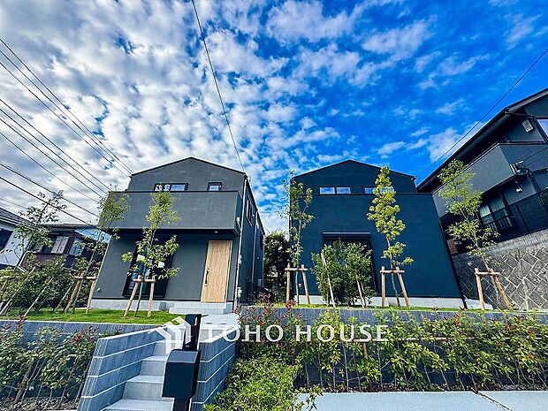 前面道路含む現地写真『快適』は「家」と「街」と「環境」が調和した時に訪れるだと改めて感じさせてくれます。