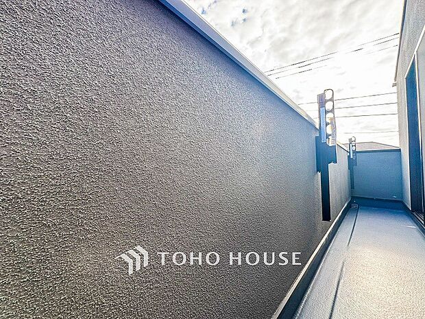 暮らしの中で光と風を演出してくれるバルコニー。