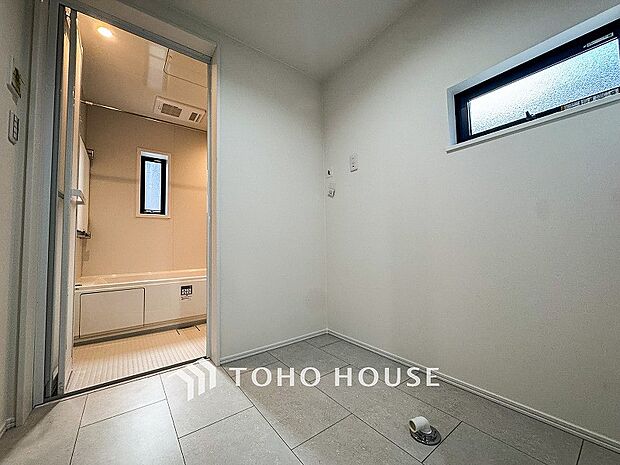 清潔感のあるプライベート空間は、身だしなみチェックや肌のお手入れに最適です。