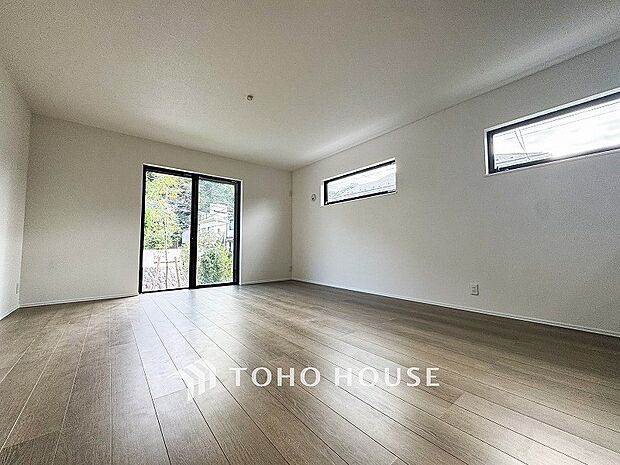 光と風があふれる開放的なリビングダイニングには自然と家族みんなが集まってきます。